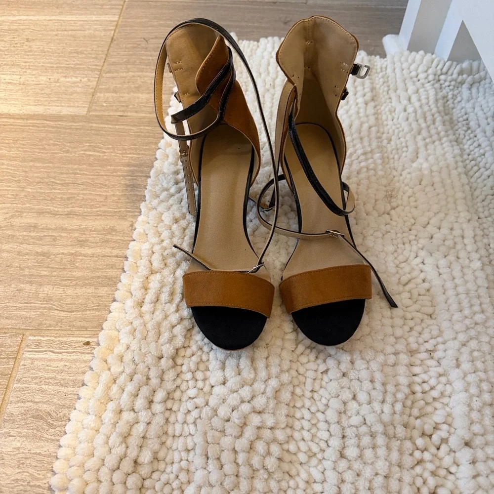 Chic Black and Tan Women's Heels - Picture 1 of 4